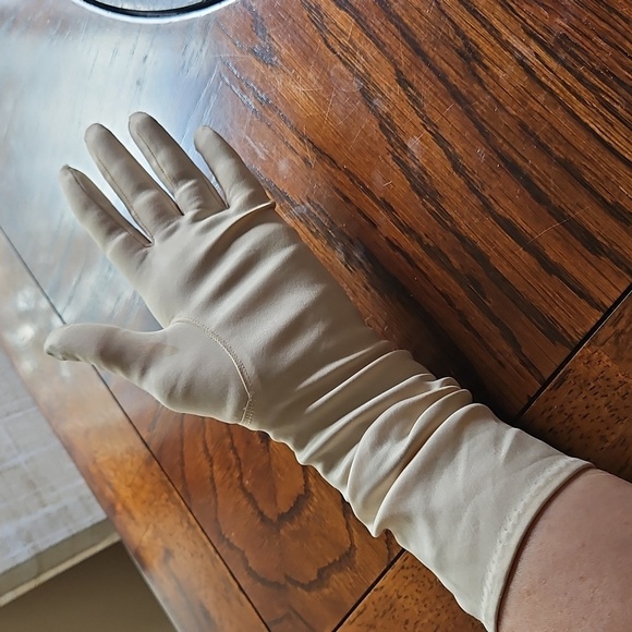 Vintage Cream Nylon 14-Inch Ladies Gloves, Size 6.5 - Picture 8 of 16